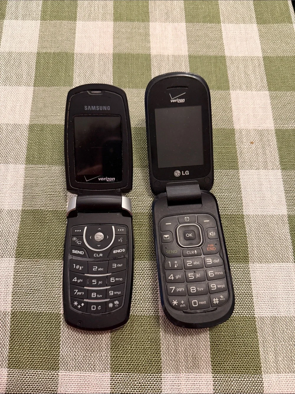 Samsung Silver Verizon Flip Phone with External Screen